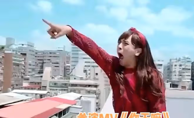 羅志祥用「第二人格」復出，穿紅裙上泰國節目，網友：打算變性嗎