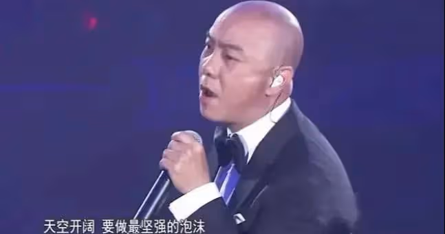 何超瓊在張國榮追思會獻歌，被男生失禮摟肩，網友：這男的沒教養