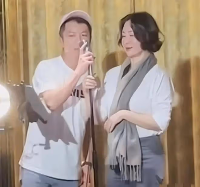 何超瓊在張國榮追思會獻歌，被男生失禮摟肩，網友：這男的沒教養