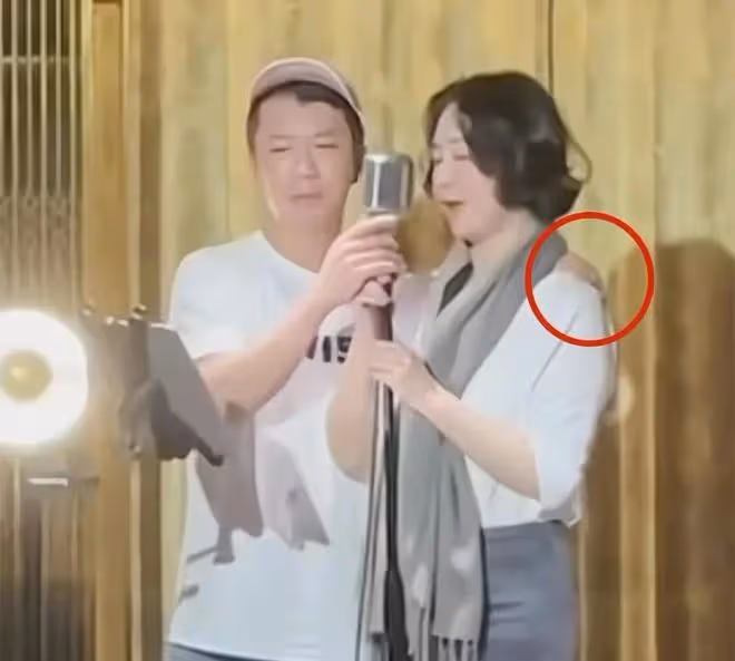 何超瓊在張國榮追思會獻歌，被男生失禮摟肩，網友：這男的沒教養