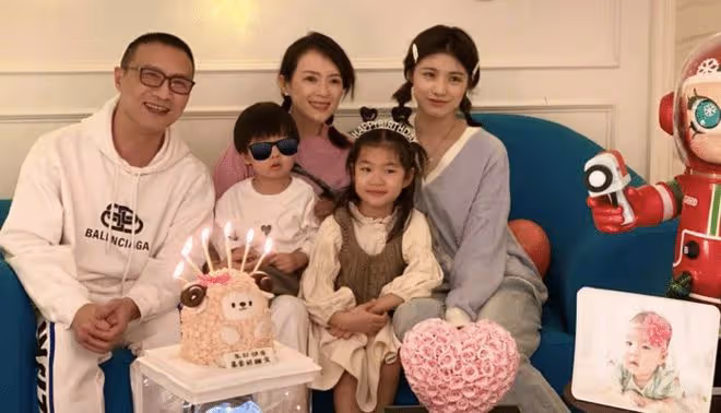 汪峰16歲長女自彈自唱，小蘋果長相清純，歌聲美如天籟唱功了得