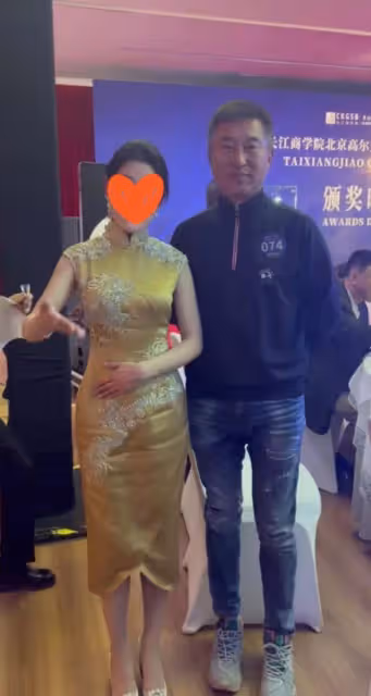 69歲朱時茂參加活動精神抖擻，給旗袍美女灌酒，看美女時雙眼放光