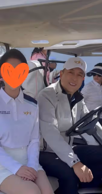 69歲朱時茂參加活動精神抖擻，給旗袍美女灌酒，看美女時雙眼放光