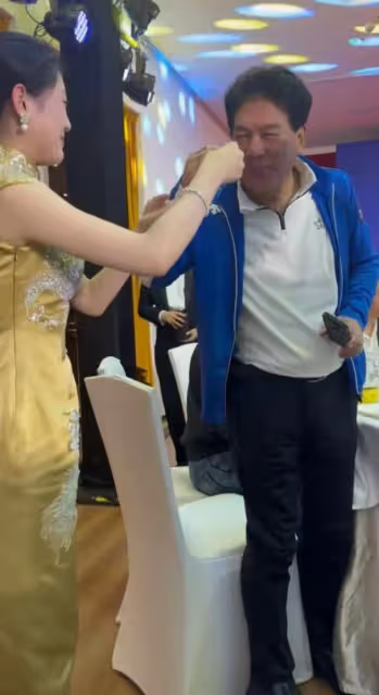 69歲朱時茂參加活動精神抖擻，給旗袍美女灌酒，看美女時雙眼放光
