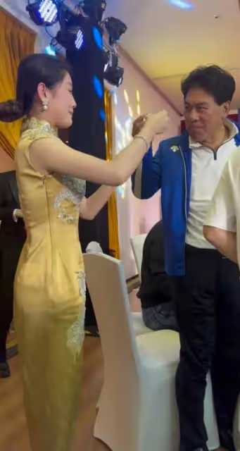69歲朱時茂參加活動精神抖擻，給旗袍美女灌酒，看美女時雙眼放光