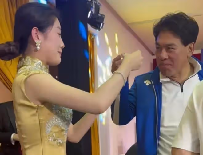 69歲朱時茂參加活動精神抖擻，給旗袍美女灌酒，看美女時雙眼放光