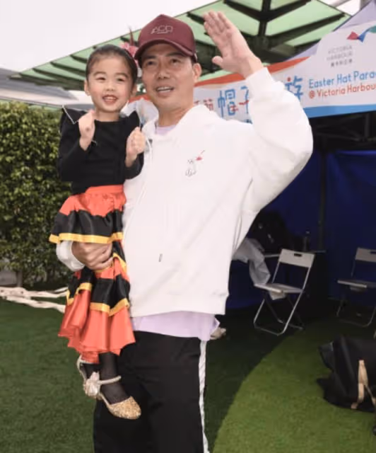 謝天華觀看女兒演出，4歲愛女跳探戈超自信，被鄭裕玲贊長得漂亮