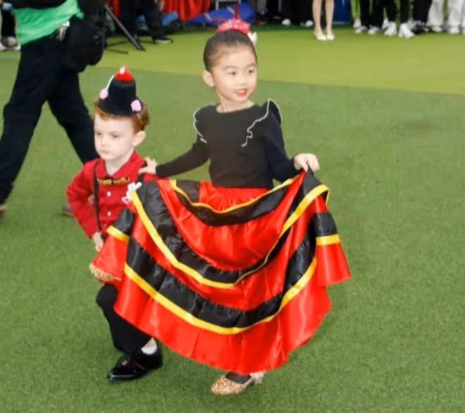 謝天華觀看女兒演出，4歲愛女跳探戈超自信，被鄭裕玲贊長得漂亮