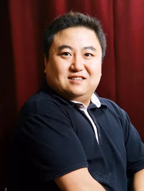 他靠搭檔馮鞏春晚一路爆紅，不久被判入獄12年，至今仍在服刑