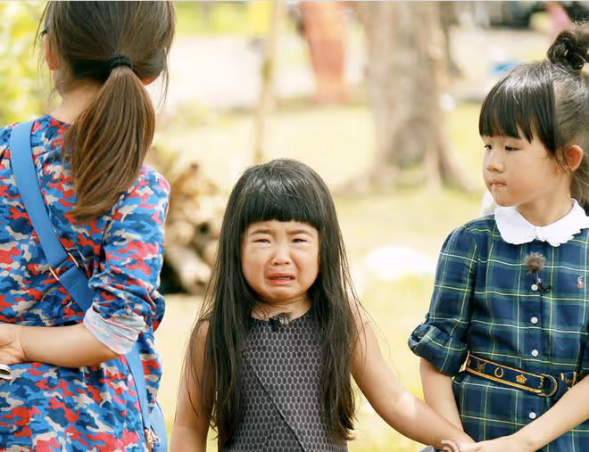 曹格12歲女兒等比例長大,開直播互動,坦言忘記讓求別人喊她姐姐