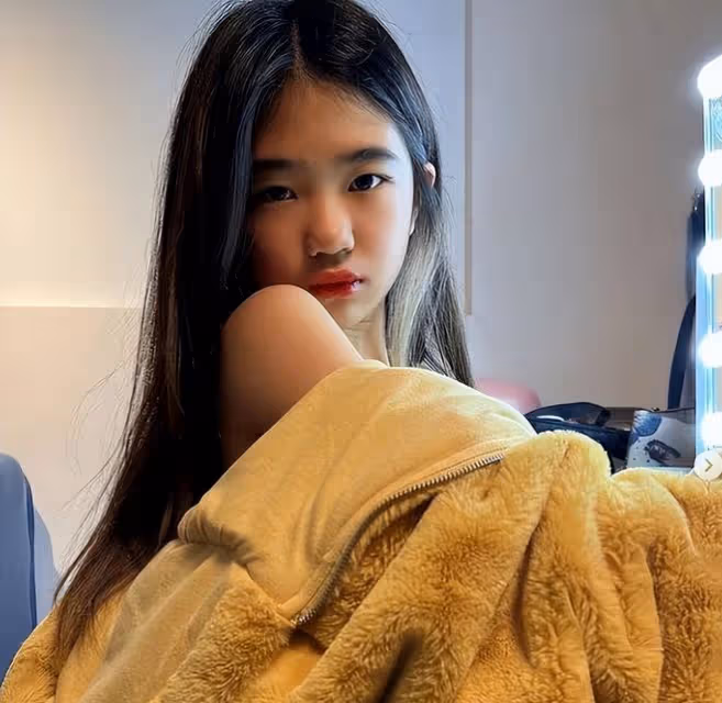曹格12歲女兒等比例長大,開直播互動,坦言忘記讓求別人喊她姐姐