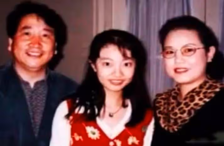 姜昆女兒好有塑造力,瘦弱時模樣獨特,吃胖後顏值回春,真會長!