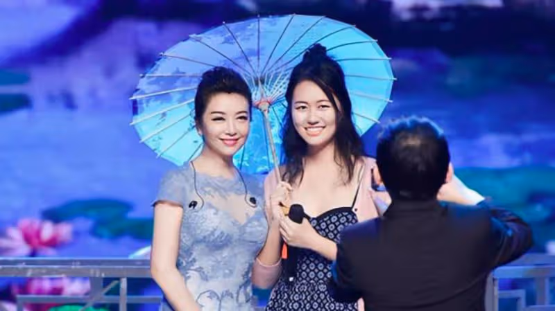江珊老了仍風韻猶存，身段迷人似美嬌娘，把一旁女兒襯托成醜小鴨
