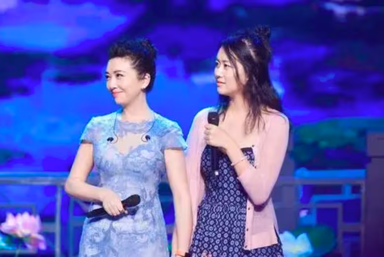 江珊老了仍風韻猶存,身段迷人似美嬌娘,把一旁女兒襯托成醜小鴨