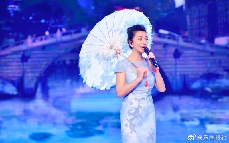 江珊老了仍風韻猶存,身段迷人似美嬌娘,把一旁女兒襯托成醜小鴨