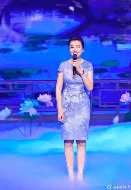 江珊老了仍風韻猶存,身段迷人似美嬌娘,把一旁女兒襯托成醜小鴨