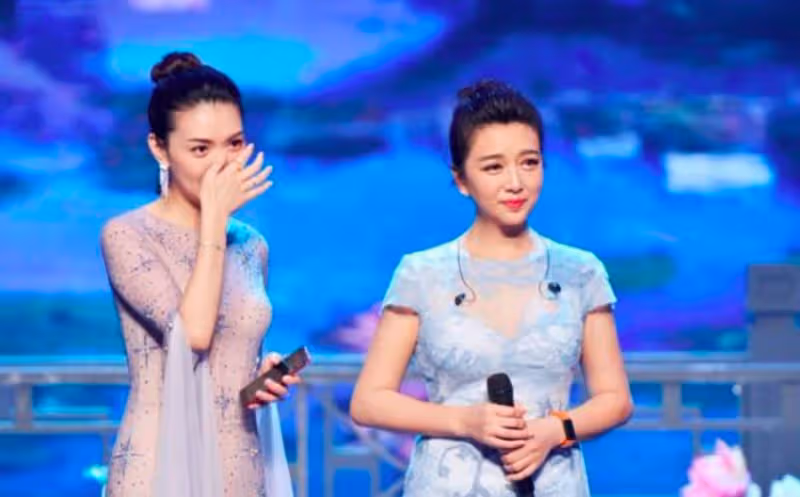 江珊老了仍風韻猶存,身段迷人似美嬌娘,把一旁女兒襯托成醜小鴨