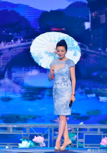 江珊老了仍風韻猶存,身段迷人似美嬌娘,把一旁女兒襯托成醜小鴨