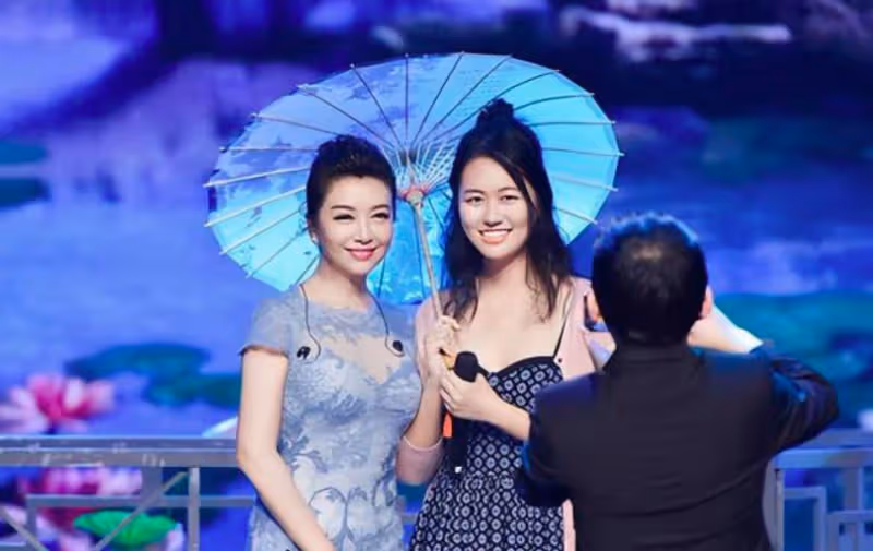 江珊老了仍風韻猶存,身段迷人似美嬌娘,把一旁女兒襯托成醜小鴨
