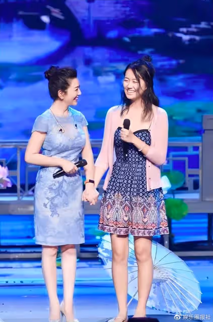 江珊老了仍風韻猶存,身段迷人似美嬌娘,把一旁女兒襯托成醜小鴨
