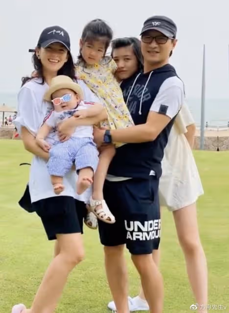 汪峰16歲長女自彈自唱英文歌,小蘋果長相清純,歌聲美如天籟唱功了得