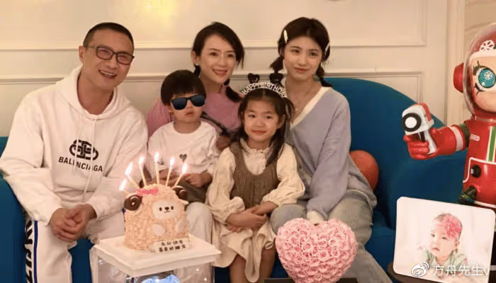 汪峰16歲長女自彈自唱英文歌,小蘋果長相清純,歌聲美如天籟唱功了得