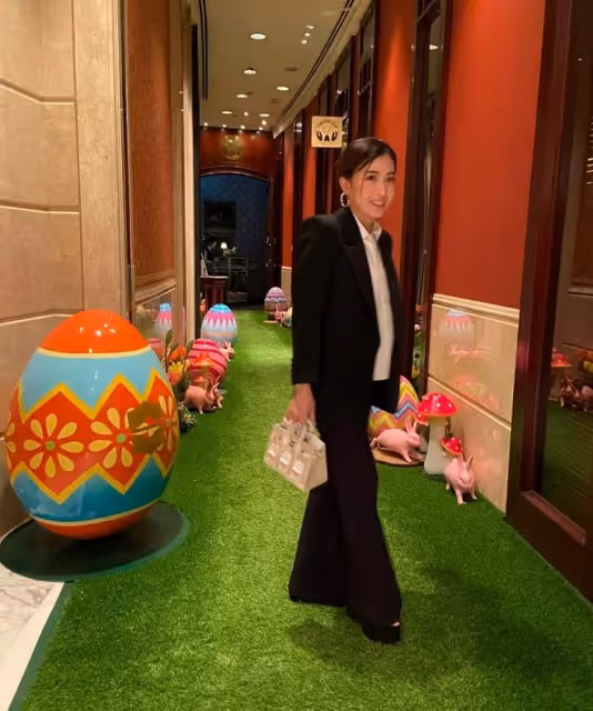 甘比開通全新社交帳號,跟網友分享穿搭,拎百萬名牌包氣場十足