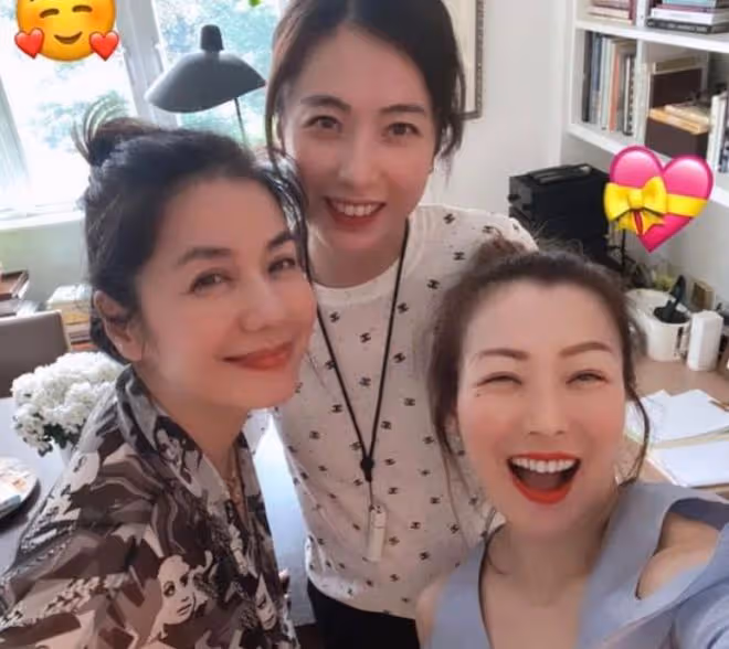 甘比開通全新社交帳號,跟網友分享穿搭,拎百萬名牌包氣場十足