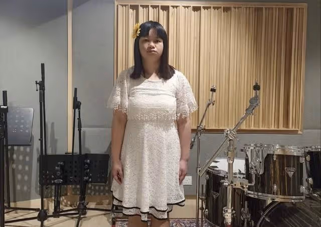 香港知名女星轉型做唱跳歌手,自覺身材豐滿,不介意穿泳裝出鏡