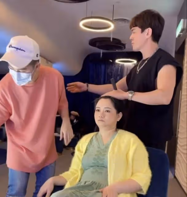 香港知名女星轉型做唱跳歌手,自覺身材豐滿,不介意穿泳裝出鏡