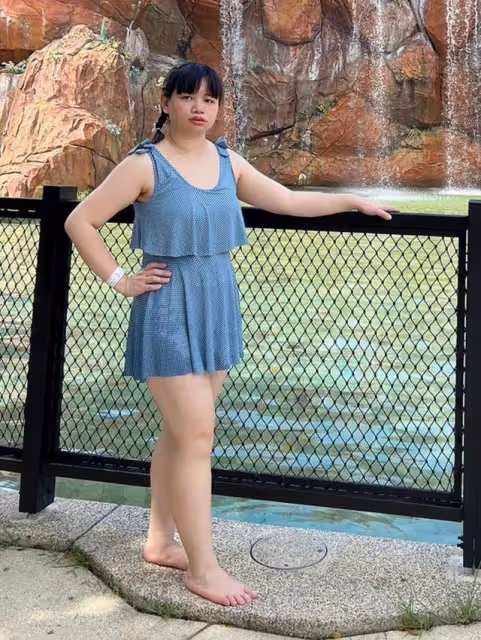 香港知名女星轉型做唱跳歌手,自覺身材豐滿,不介意穿泳裝出鏡