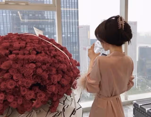 老公給弟弟妹妹拿錢結婚買房,可等他進了ICU,他們卻都讓我放棄