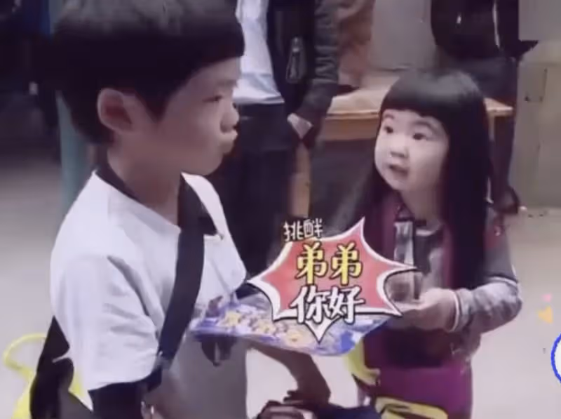 曹格12歲女兒等比例長大,開直播互動,坦言已忘記曾要求別人喊她姐姐