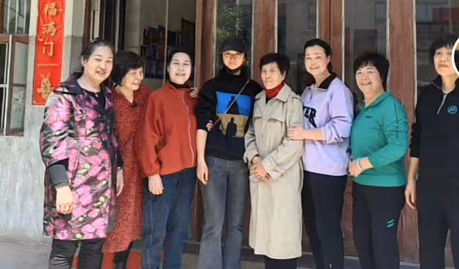 湯唯攜韓國老公回家鄉掃墓，金泰勇入鄉隨俗行跪拜禮，夫妻好低調