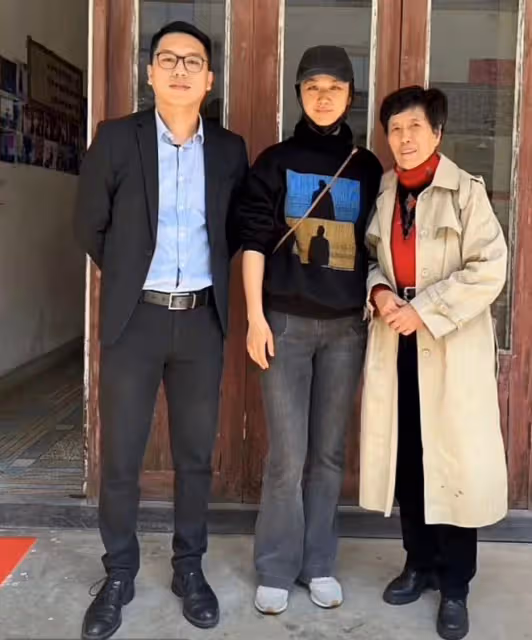 湯唯攜韓國老公回家鄉掃墓，金泰勇入鄉隨俗行跪拜禮，夫妻好低調