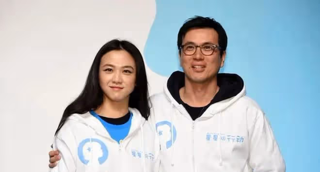 湯唯攜韓國老公回家鄉掃墓,金泰勇入鄉隨俗行跪拜禮,夫妻好低調