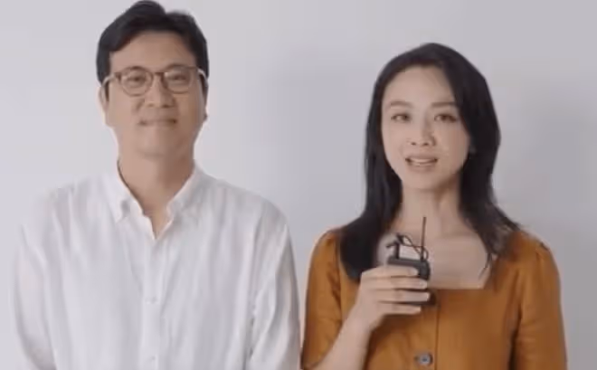 湯唯攜韓國老公回家鄉掃墓,金泰勇入鄉隨俗行跪拜禮,夫妻好低調