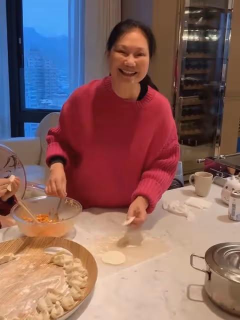 超卑微!汪小菲回台後設宴請S媽及家人吃飯,被問大S一直傻笑