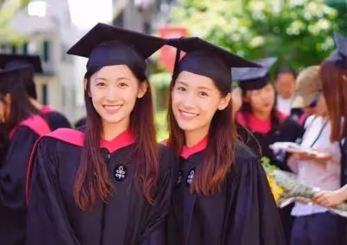 央視美女記者閃婚閃孕,是哈佛學霸,與雙胞胎妹妹合體成流量密碼