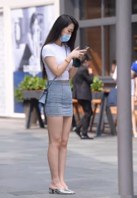 白色緊身上衣，搭配牛仔「包臀裙」氣質滿滿，高跟鞋百搭款的魅力