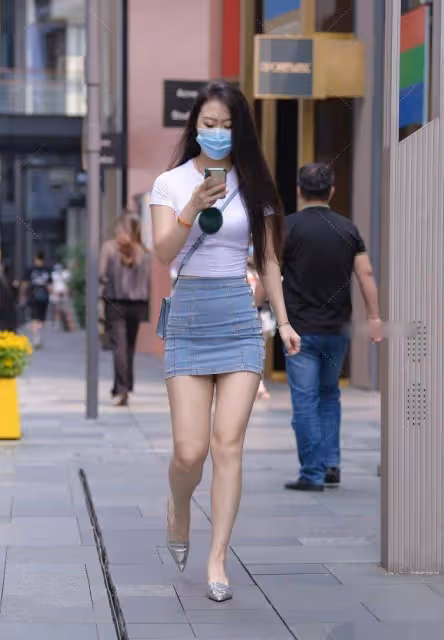 白色緊身上衣，搭配牛仔「包臀裙」氣質滿滿，高跟鞋百搭款的魅力
