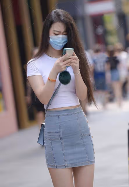 白色緊身上衣，搭配牛仔「包臀裙」氣質滿滿，高跟鞋百搭款的魅力