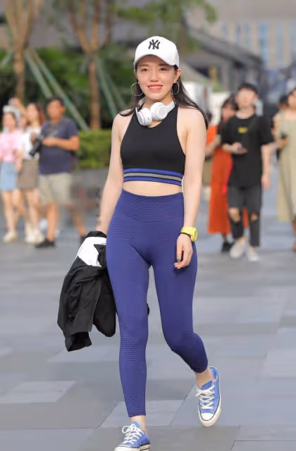 街拍：小姐姐身材火辣，性感蜜桃臀忍不住多看