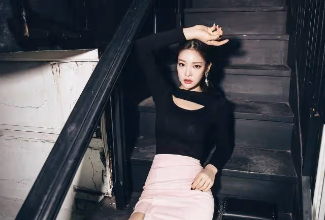 黑色緊身打底衫，搭配粉色半身包臀裙，打破沉悶讓美女更加有活力