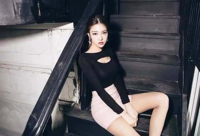黑色緊身打底衫，搭配粉色半身包臀裙，打破沉悶讓美女更加有活力
