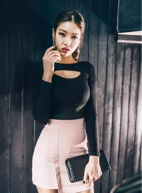 黑色緊身打底衫，搭配粉色半身包臀裙，打破沉悶讓美女更加有活力