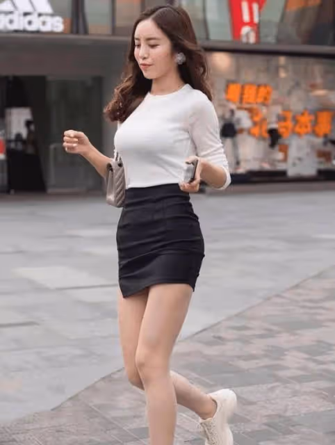 自信的美女，好身材，包臀裙穿出了輕熟的美