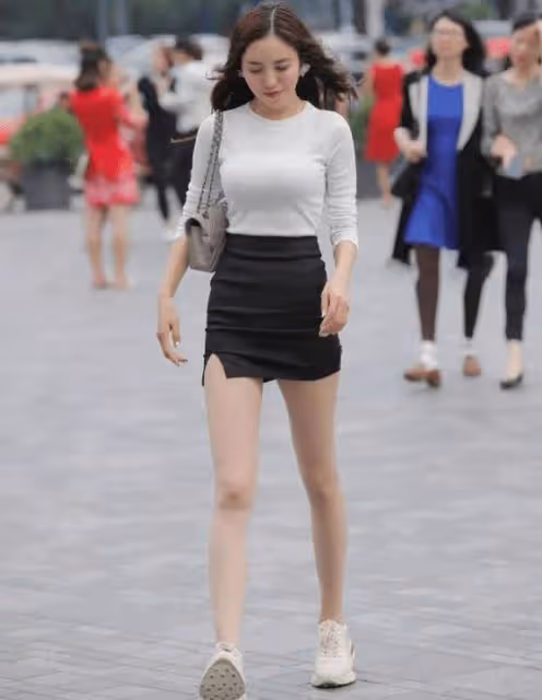 自信的美女，好身材，包臀裙穿出了輕熟的美