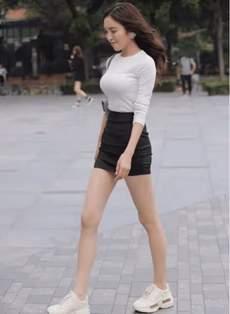自信的美女，好身材，包臀裙穿出了輕熟的美