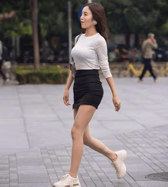 自信的美女，好身材，包臀裙穿出了輕熟的美